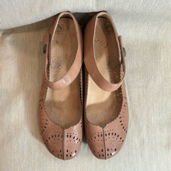 TAOS Sz 11 Tango Mary Jane Laser Floral Eyelet Comfort Shoes Velcro Straps - Picture 3 of 11